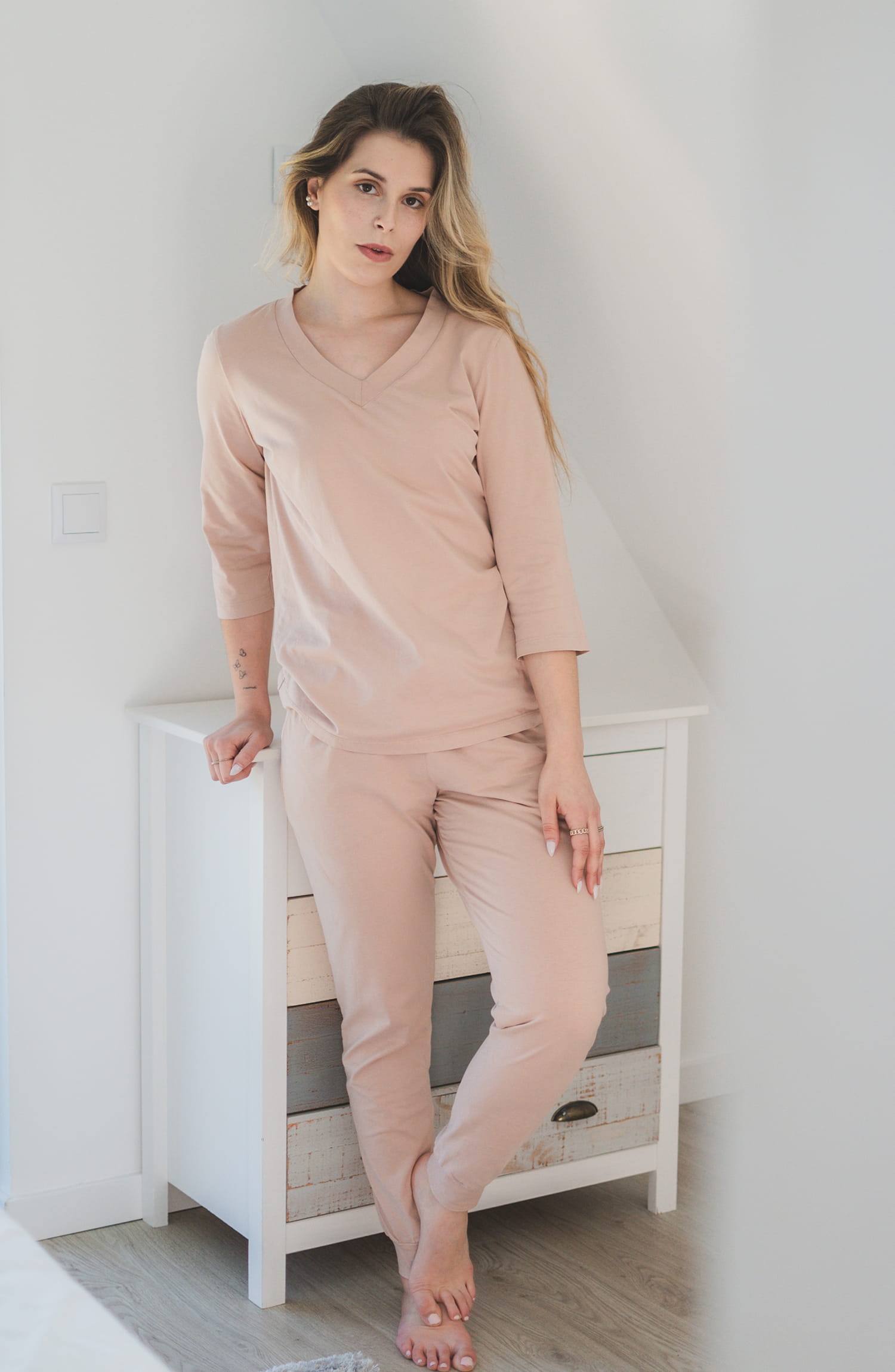 Modelo a usar o conjunto de pijama Cepa em algodão orgânico tingido naturalmente, numa fotografia de estilo de vida.